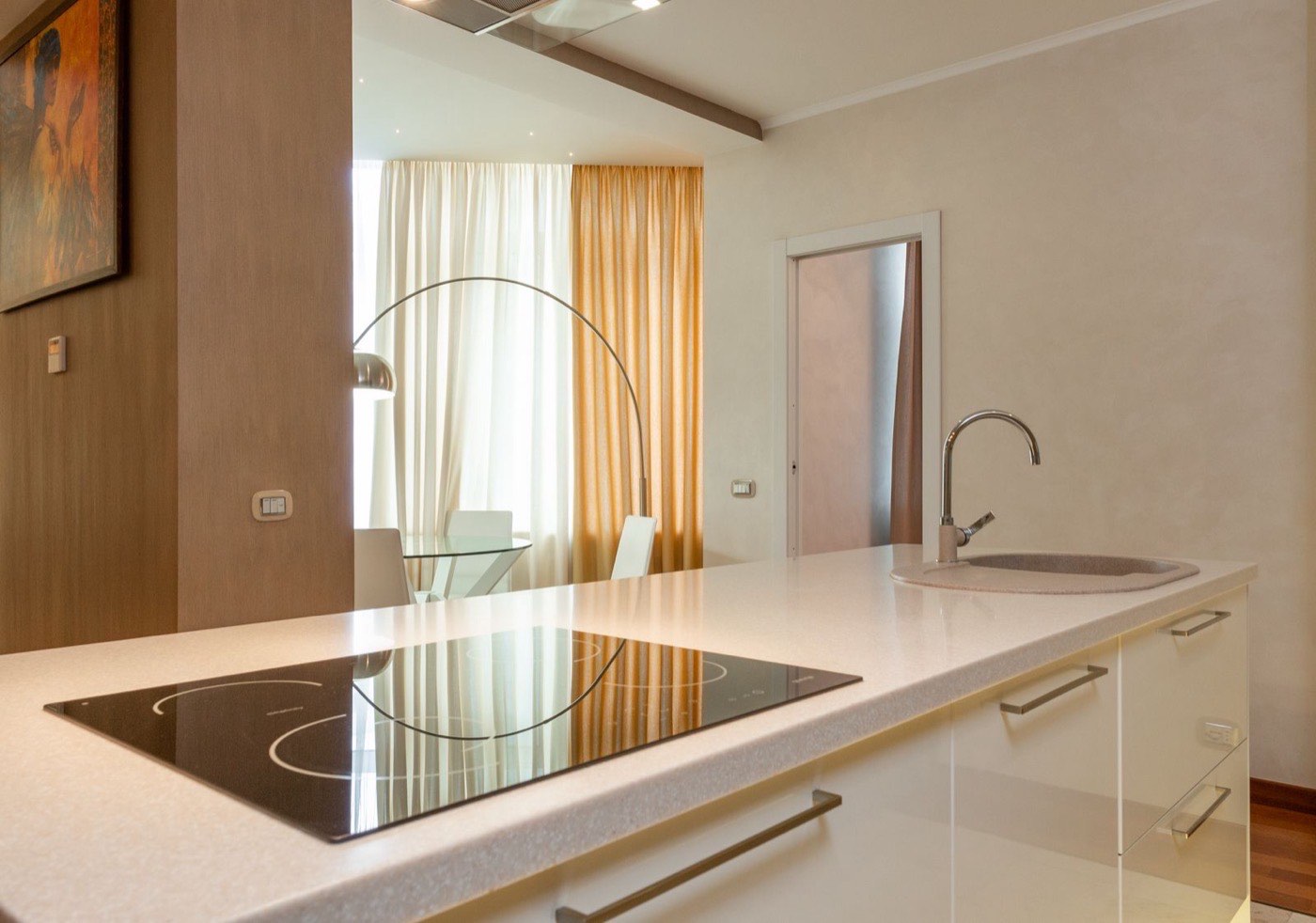 Detalhe de bancada clara com cooktop embutido