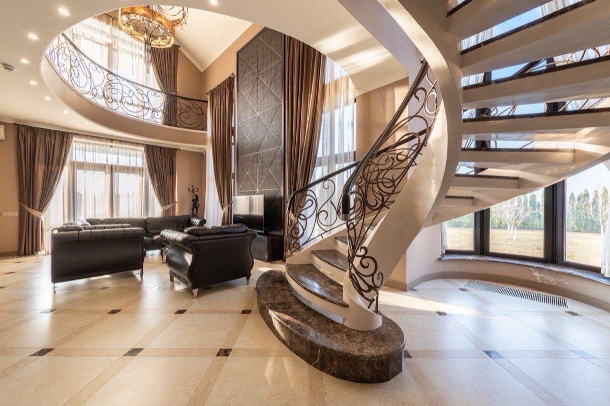 Escada revestida em mármore num hall de entrada